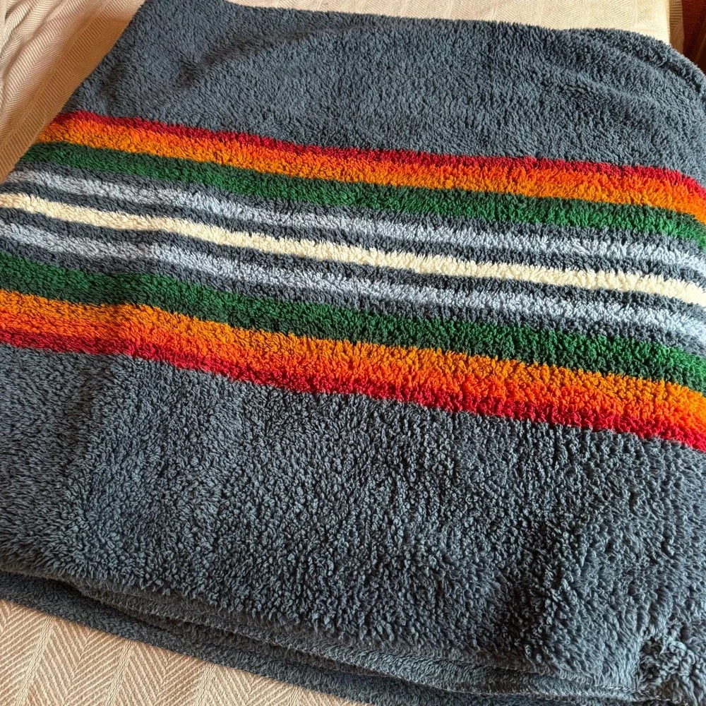 Pendleton Sherpa Fleece Blanket Oversized Queen 94x98 Blue Glacier Stripe Plush